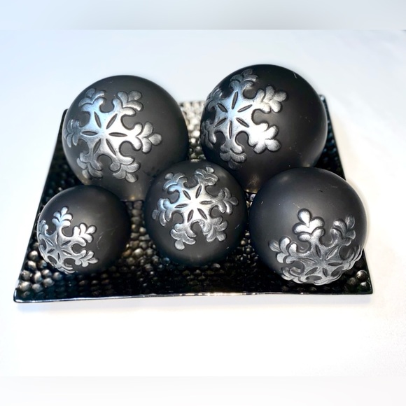 Christmas Ceramic Set of 
Snow Painted Black Decorative 5 Orbs and Silver Plate - Picture 2 of 12